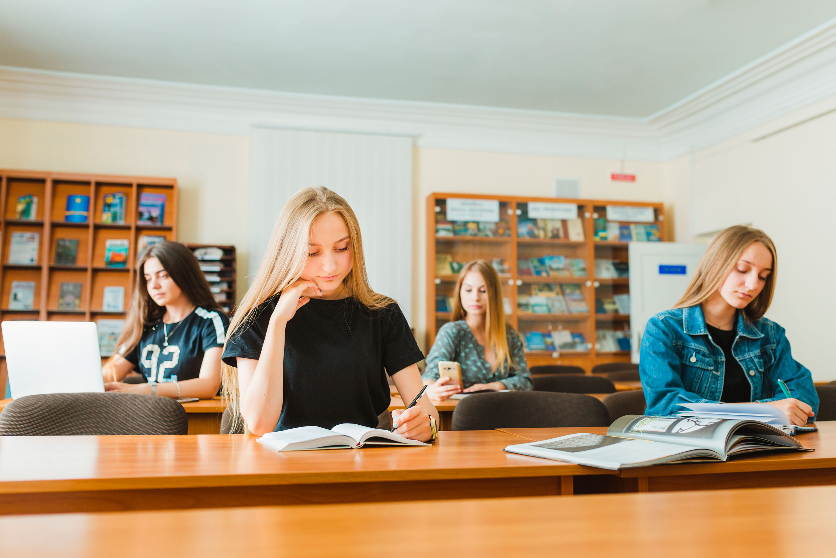 teens-making-notes-classroom